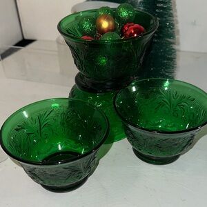 Vintage green glass anchor Hocking “Sandwich”
Custard cups-4
Santa not included
